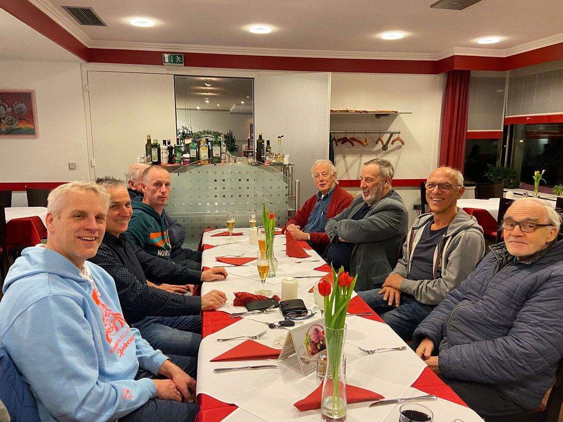 Die Donnerstagsjunge des TV Haiger beim gemütlichen Beisammensein nach dem Training