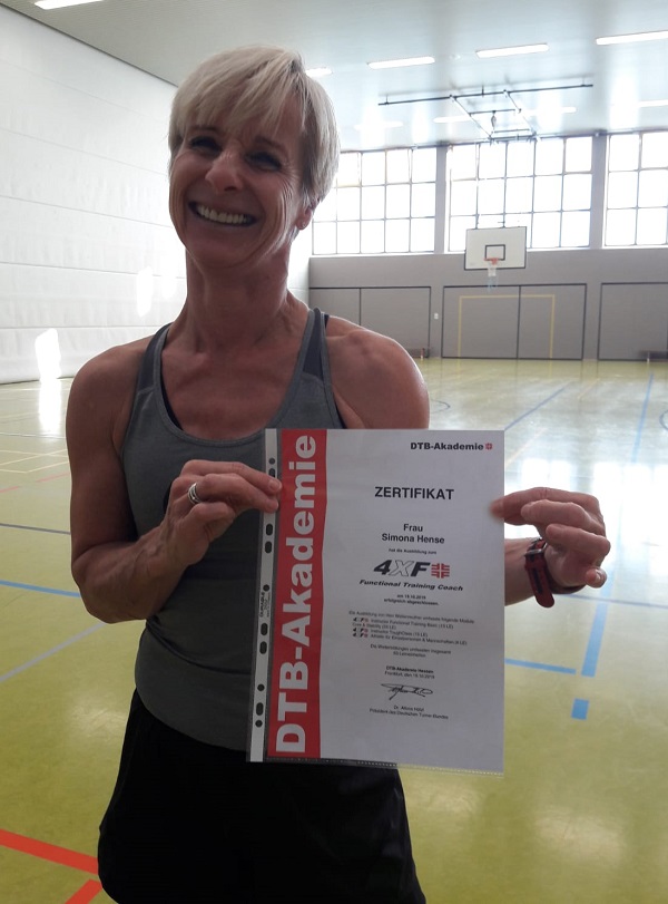 Simona Hense hat die Ausbildung zum  4XF Functional Training Coach bestanden