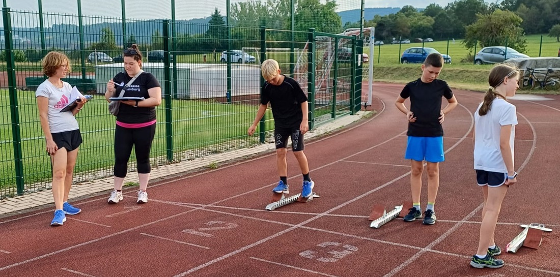 Sportabzeichenabnahme bei "Klein und Groß"