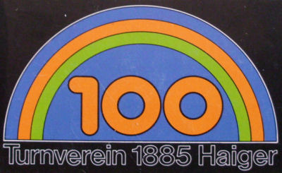 Mit diesem vom Grafiker und Vereinsmitglied Gerhard Satzke, entworfenen Logo wurde 1985 für den 100. Geburtstag des Turnverein geworben.