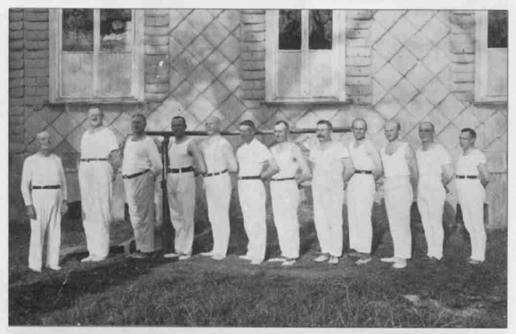 Die Turnriege 1921, von links: R.Meinhardt, O.Debus, P Kilian, R.Weller,  G.Flick, H.Ohlenburger, H.König, H.Hecker, O.Franz, O.Haibach, W.Haas, W.Käppele