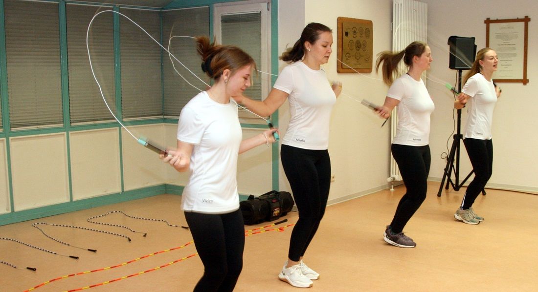 Vorführung der Rope Skipping Abteilung